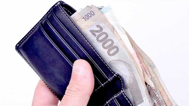 cara mengatur keuangan Sisihkan uang