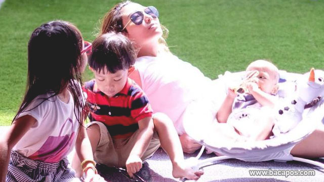 Berjemur bersama anak